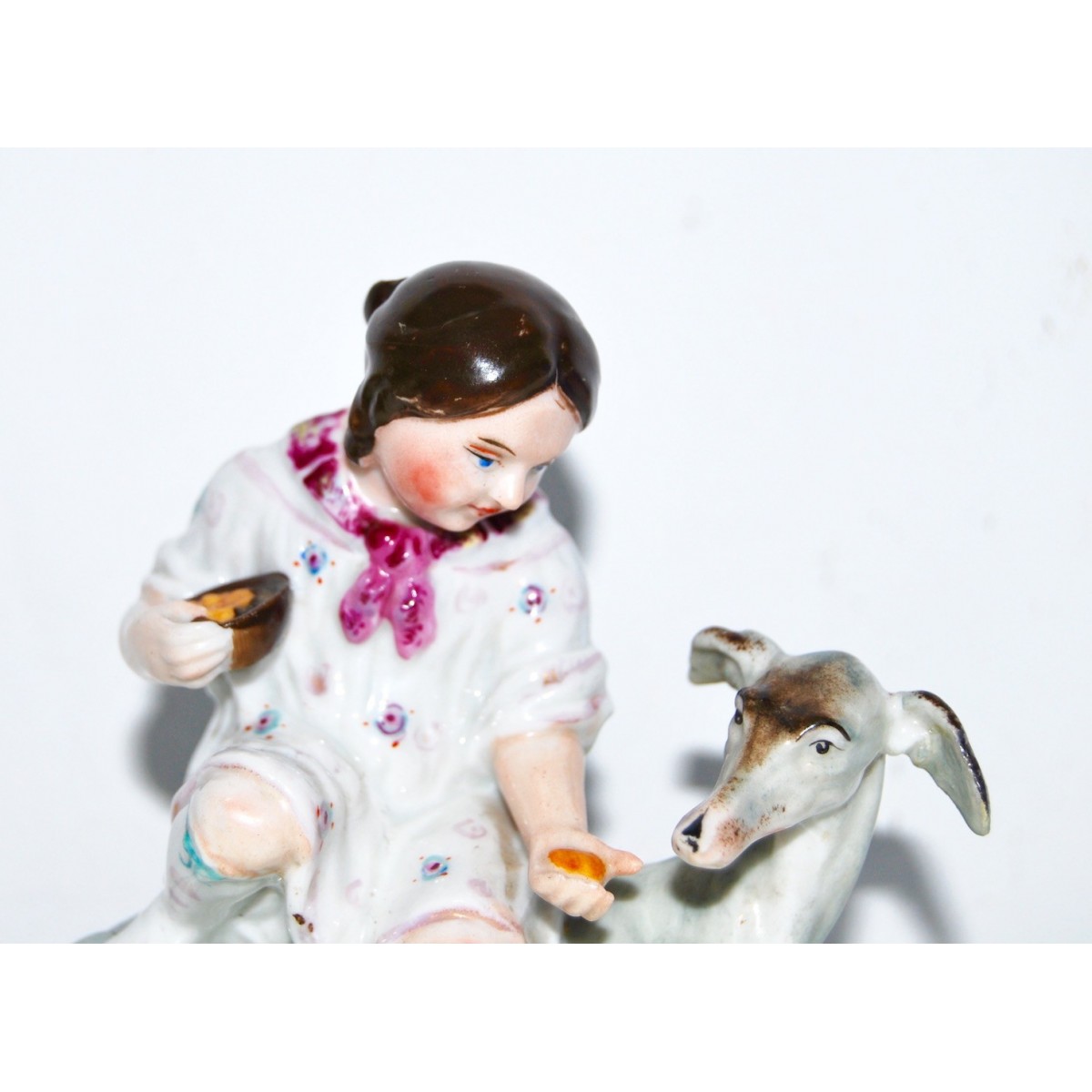 Figuras de niña y galgo, porcelana alemana (1880-1890)