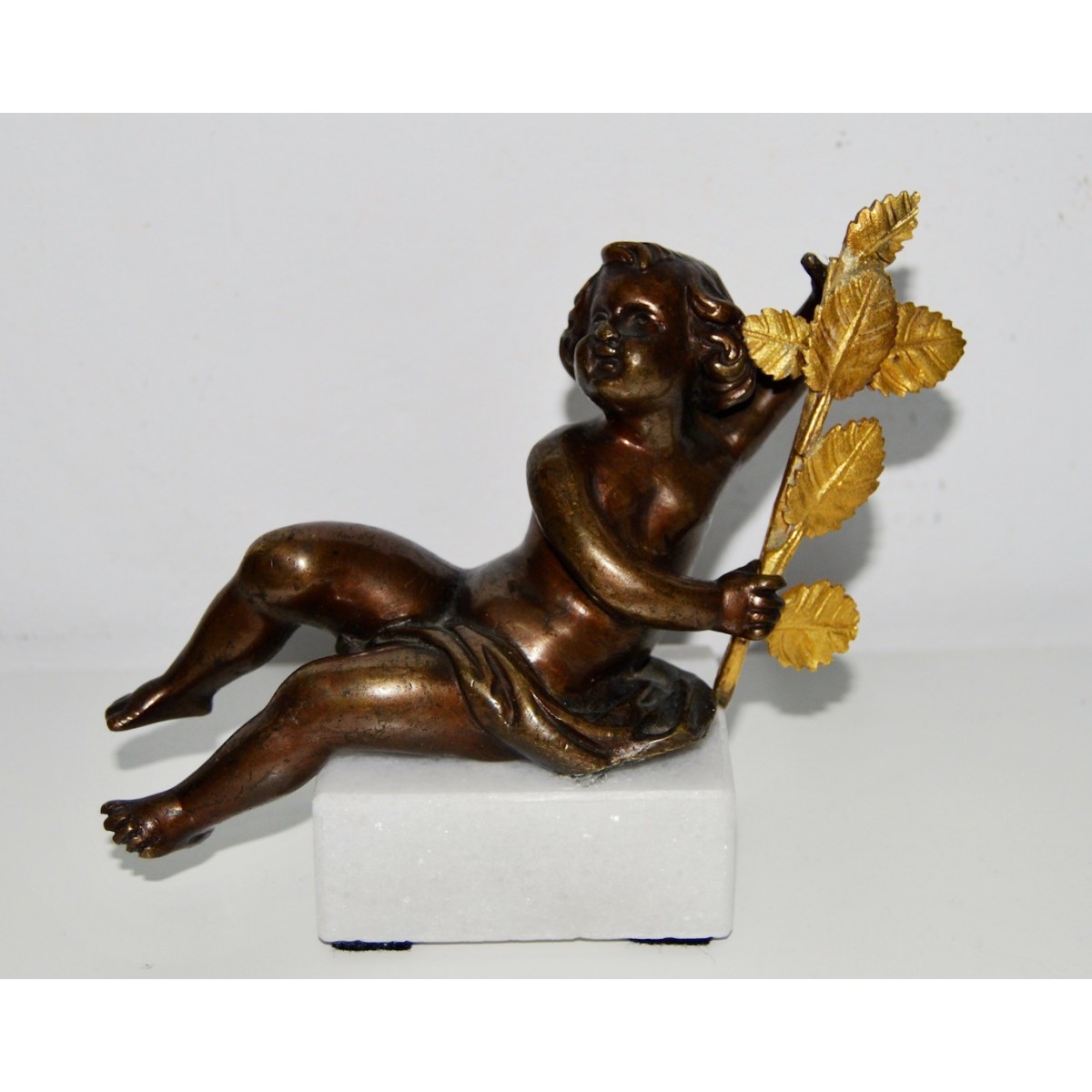 Putto de bronce del siglo XIX