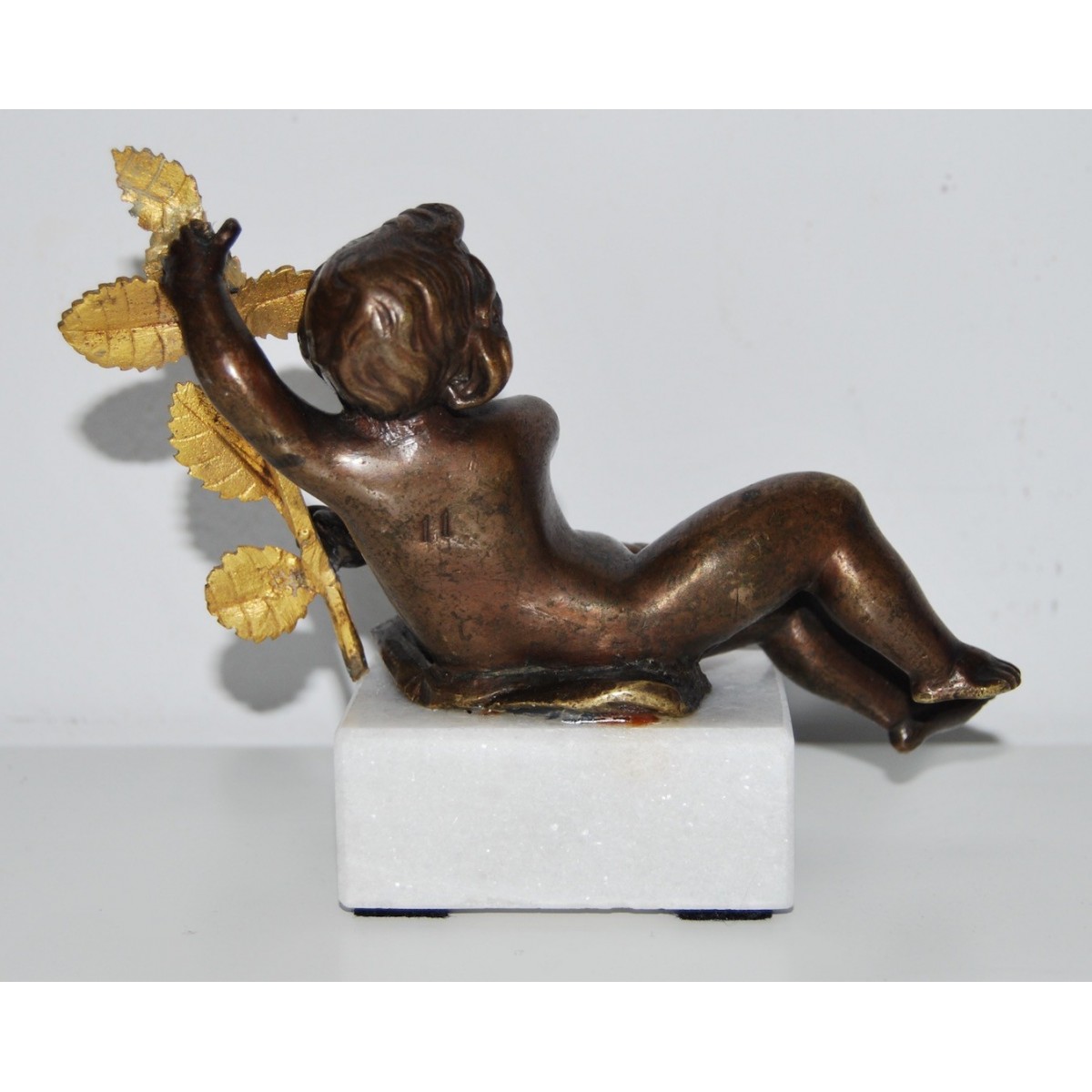 Putto de bronce del siglo XIX
