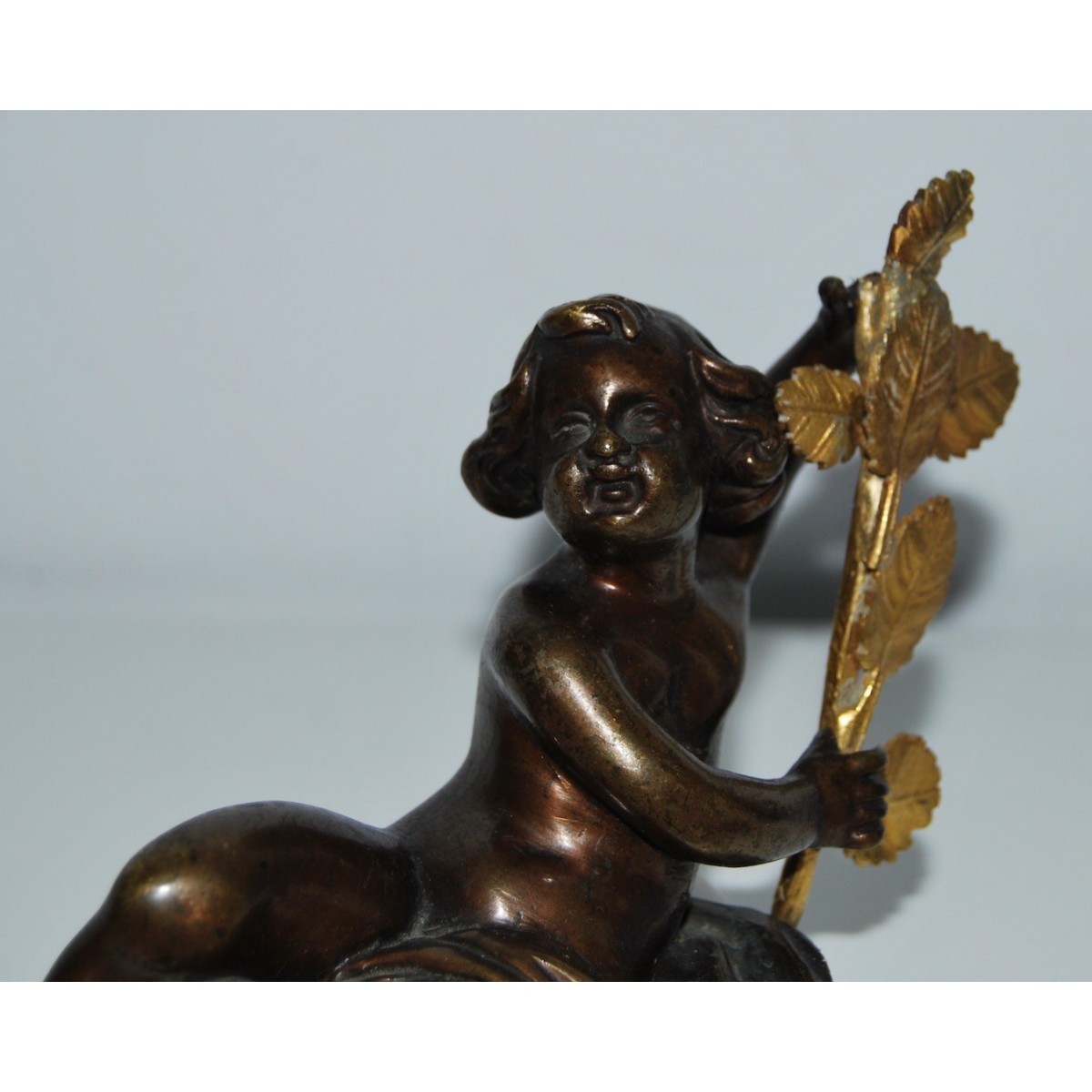 Putto de bronce del siglo XIX