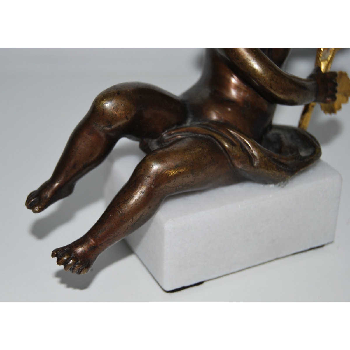 Putto de bronce del siglo XIX