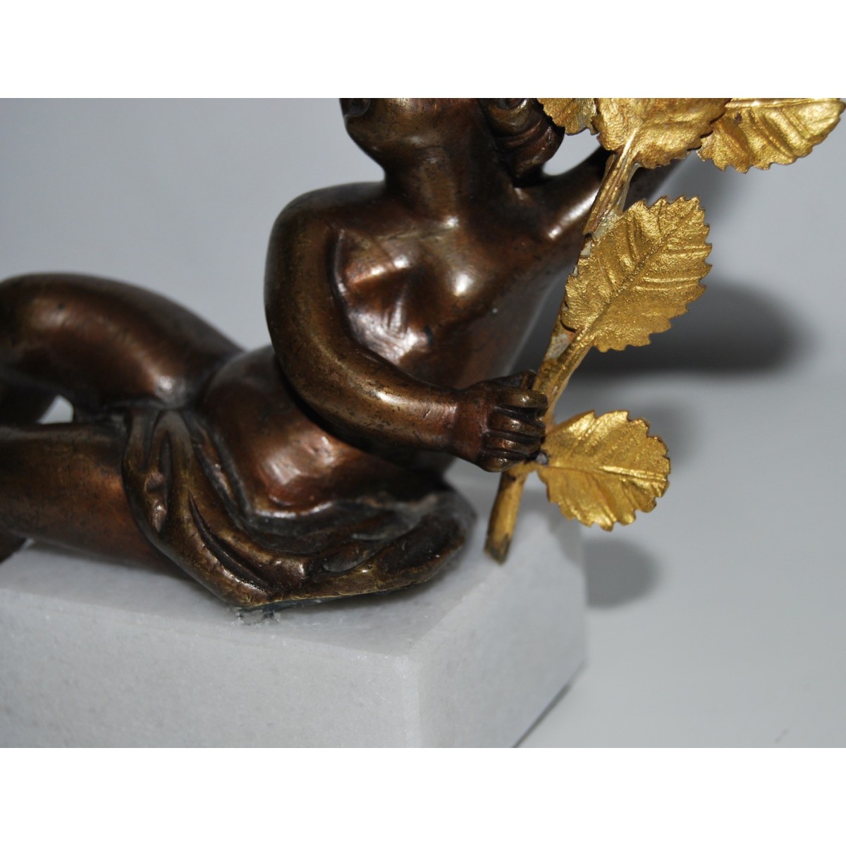 Putto de bronce del siglo XIX