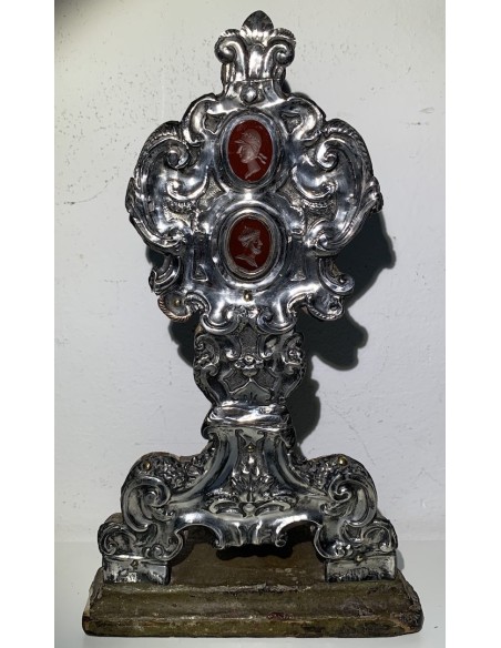 Relicario de plata repujada del siglo XVIII