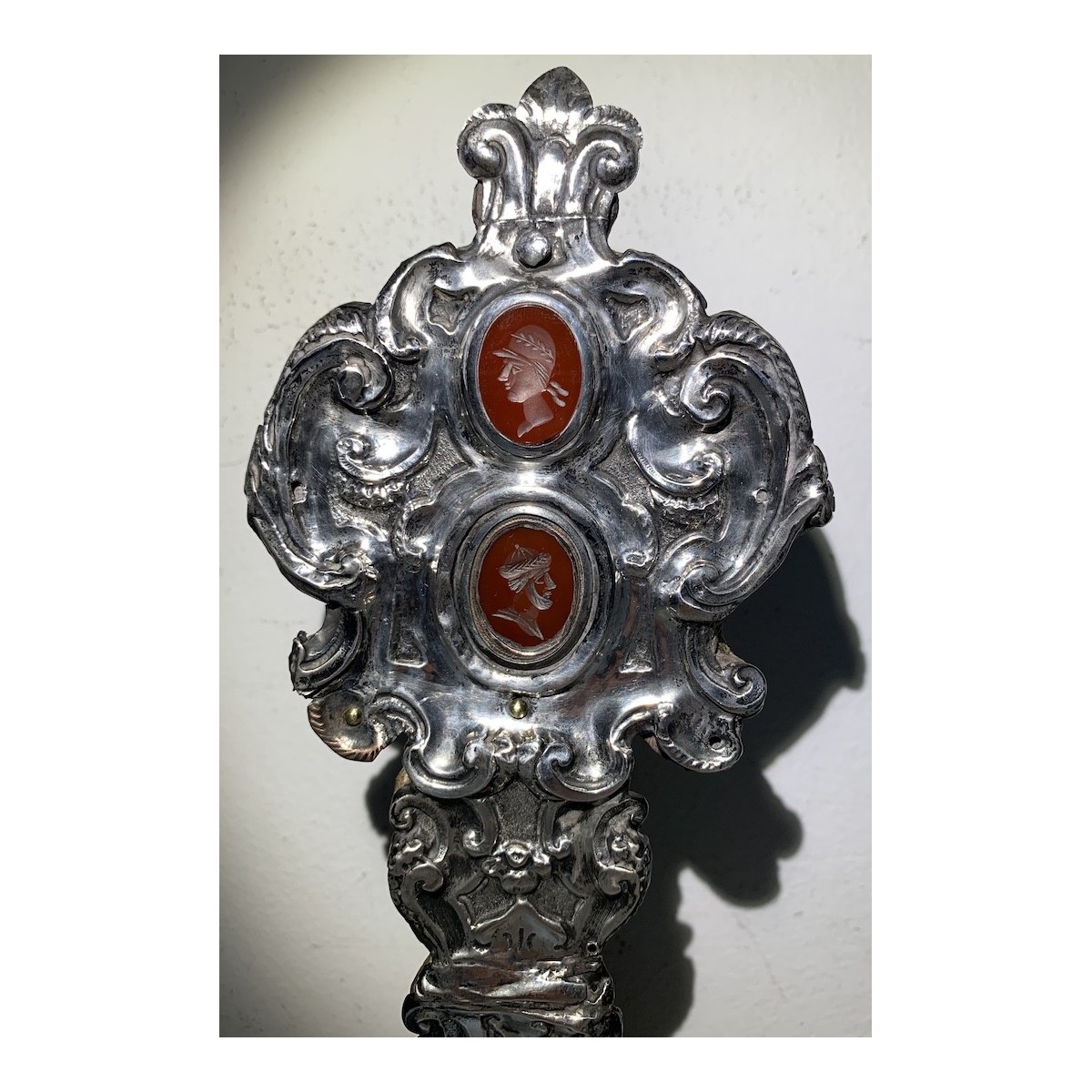 Relicario de plata repujada del siglo XVIII