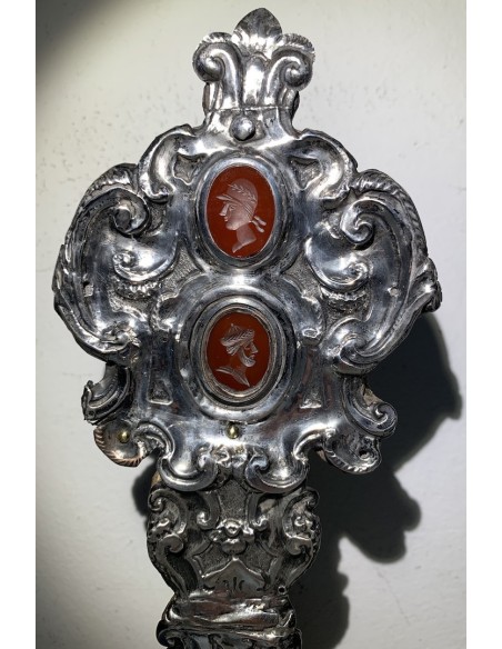 Relicario de plata repujada del siglo XVIII