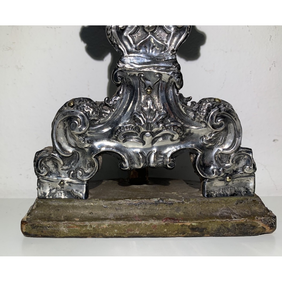 Relicario de plata repujada del siglo XVIII