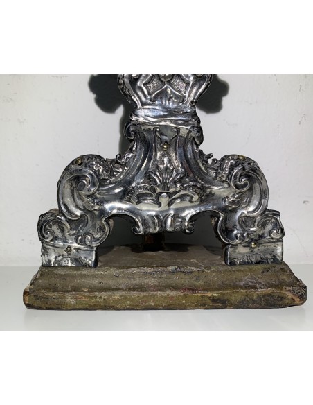 Relicario de plata repujada del siglo XVIII