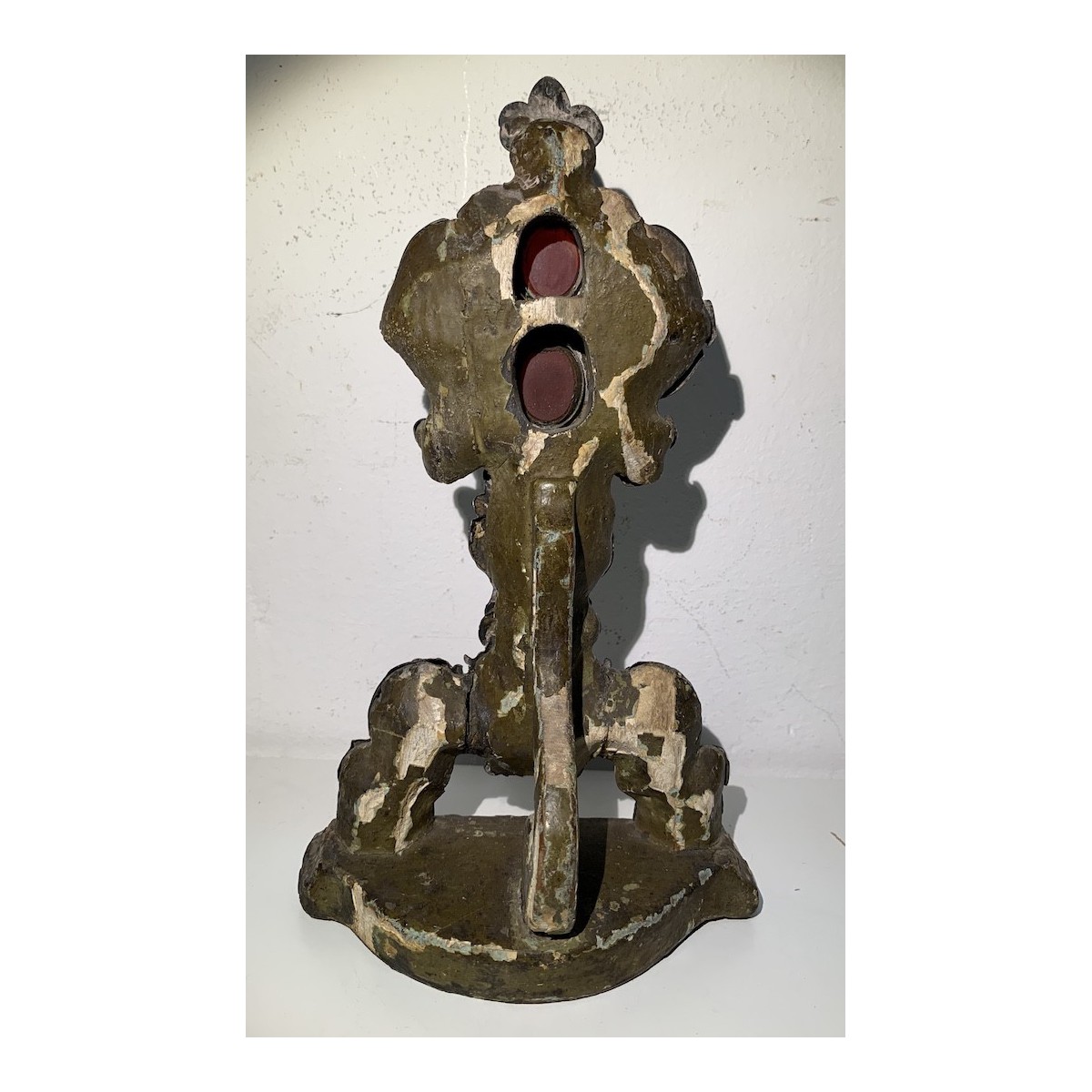 Relicario de plata repujada del siglo XVIII