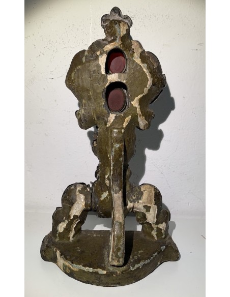 Relicario de plata repujada del siglo XVIII