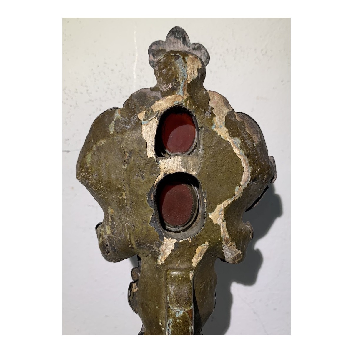 Relicario de plata repujada del siglo XVIII