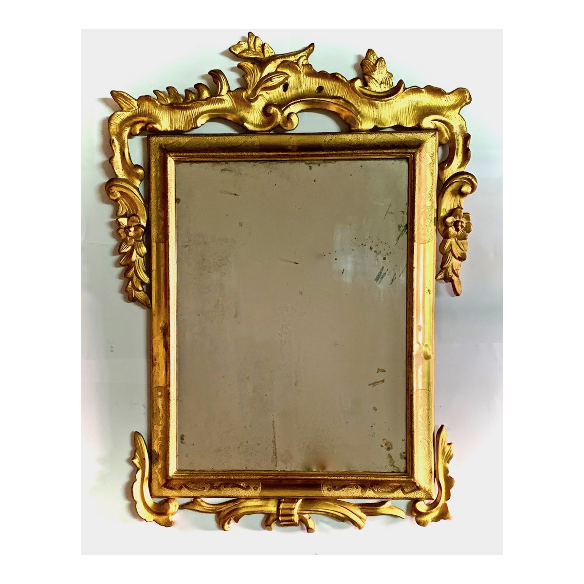 Espejo con marco tallado dorado del siglo XVIII