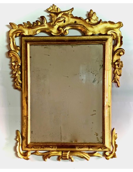 Espejo con marco tallado dorado del siglo XVIII