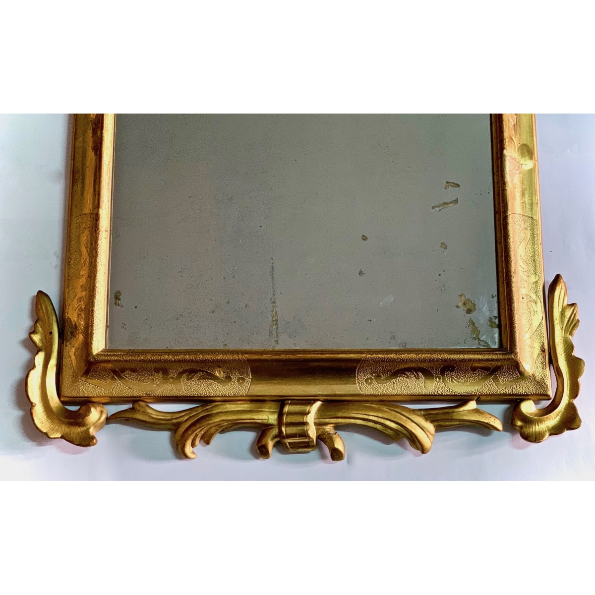 Espejo con marco tallado dorado del siglo XVIII