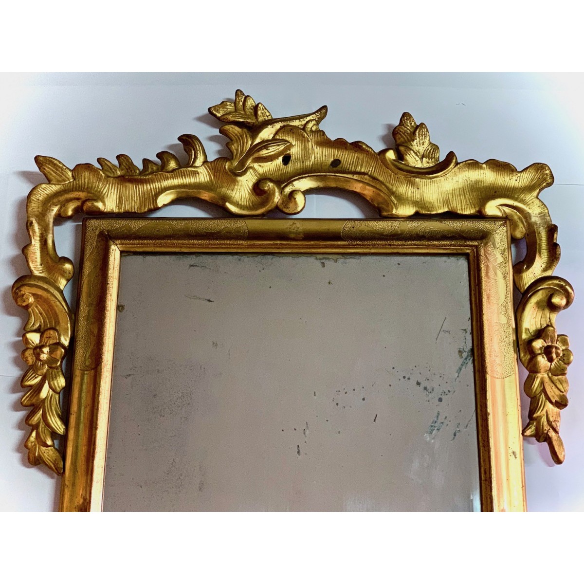 Espejo con marco tallado dorado del siglo XVIII
