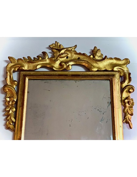 Espejo con marco tallado dorado del siglo XVIII