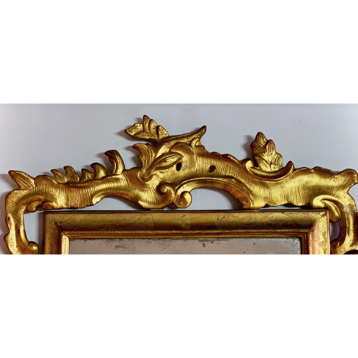 Espejo con marco tallado dorado del siglo XVIII