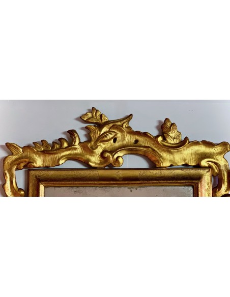 Espejo con marco tallado dorado del siglo XVIII