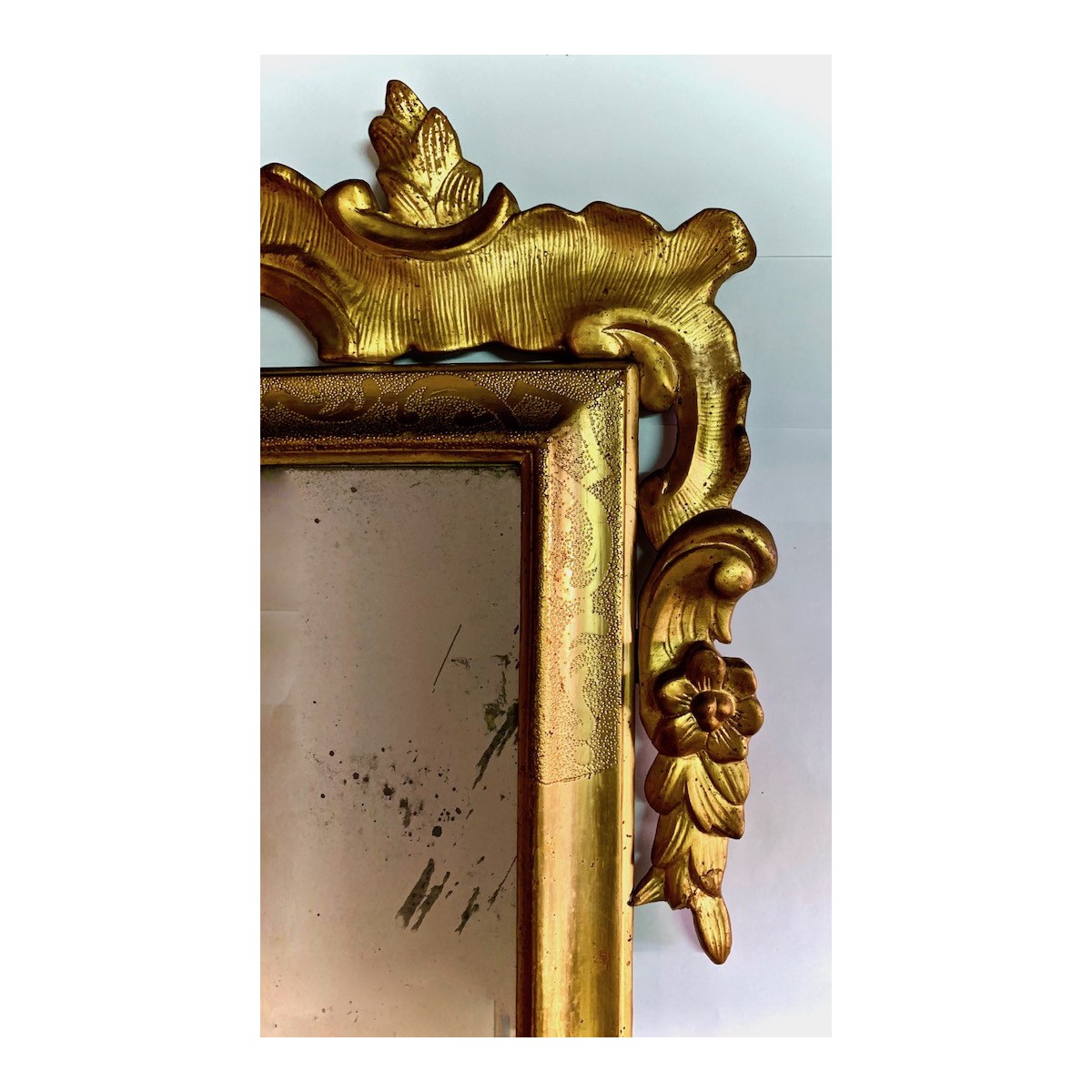 Espejo con marco tallado dorado del siglo XVIII