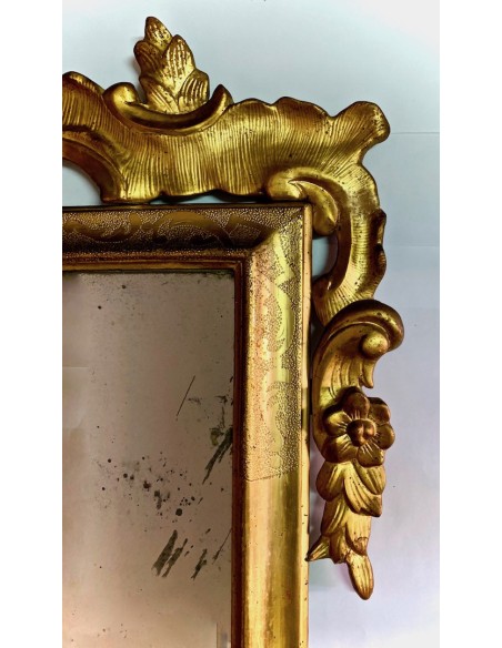 Espejo con marco tallado dorado del siglo XVIII