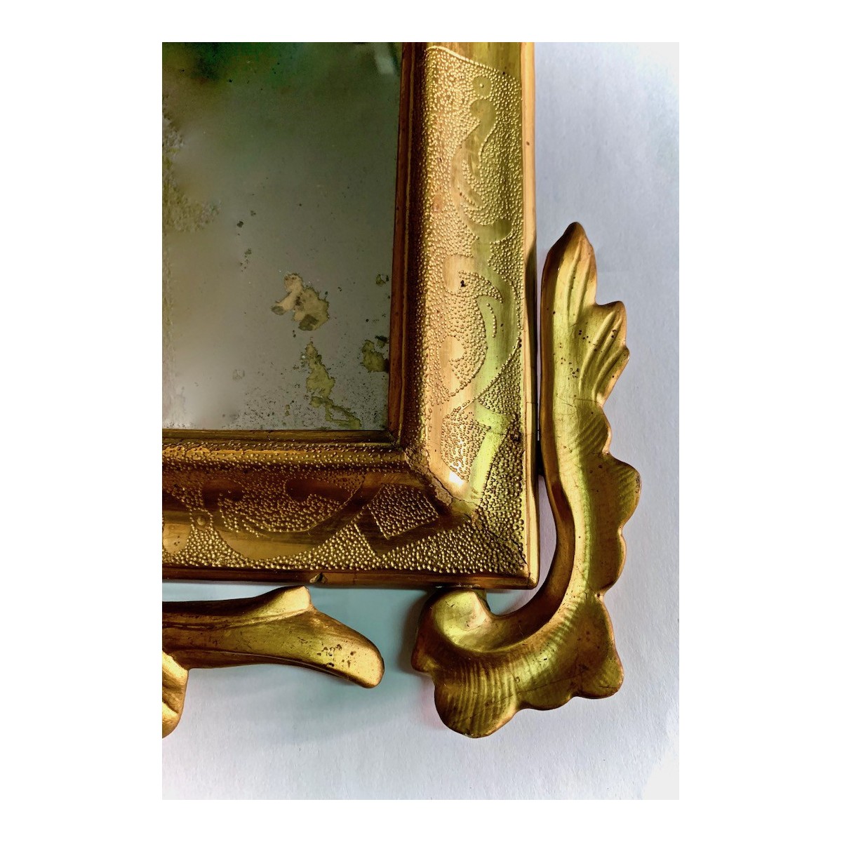 Espejo con marco tallado dorado del siglo XVIII