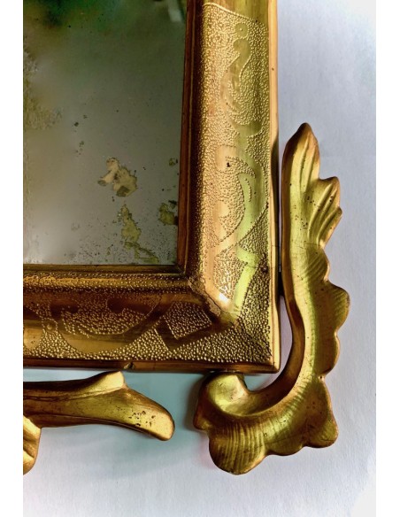 Espejo con marco tallado dorado del siglo XVIII