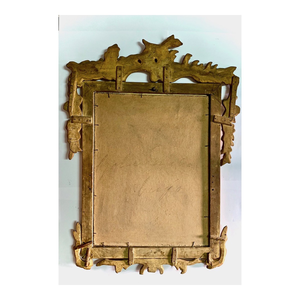 Espejo con marco tallado dorado del siglo XVIII