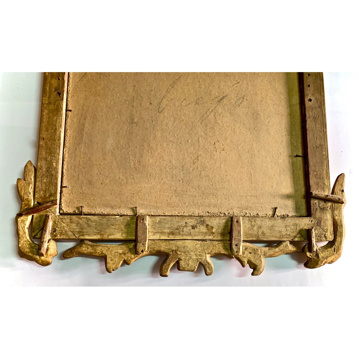 Espejo con marco tallado dorado del siglo XVIII