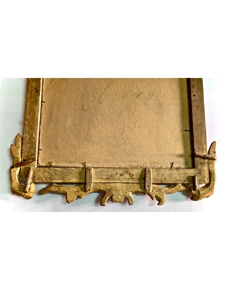 Espejo con marco tallado dorado del siglo XVIII