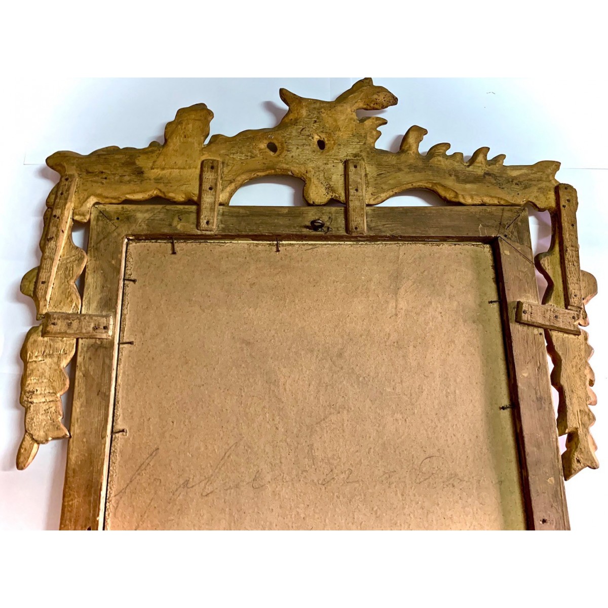 Espejo con marco tallado dorado del siglo XVIII