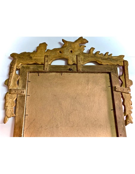 Espejo con marco tallado dorado del siglo XVIII