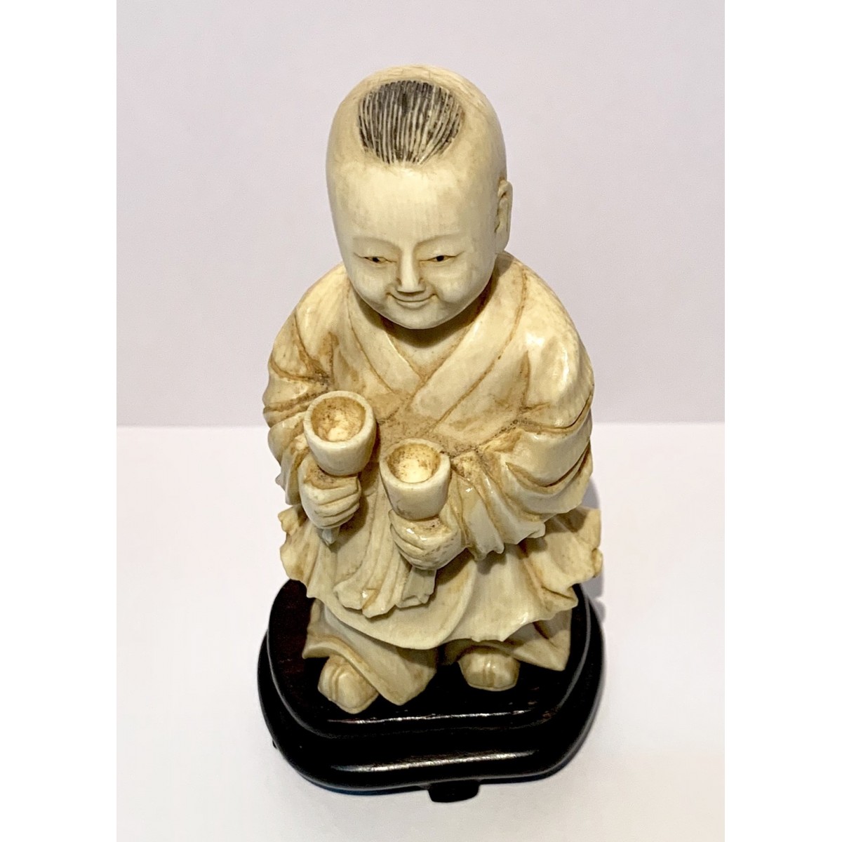 Escultura de marfil Niño con copas