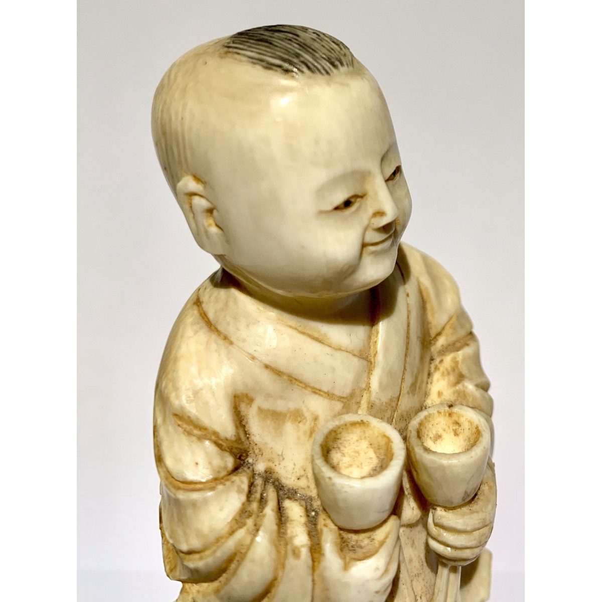 Escultura de marfil Niño con copas