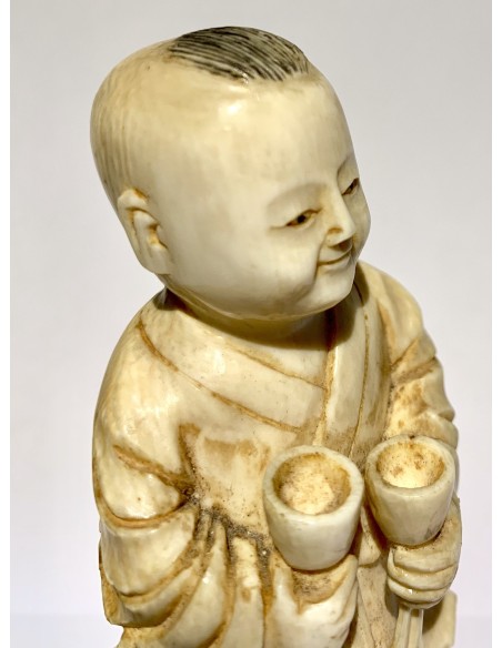 Escultura de marfil Niño con copas