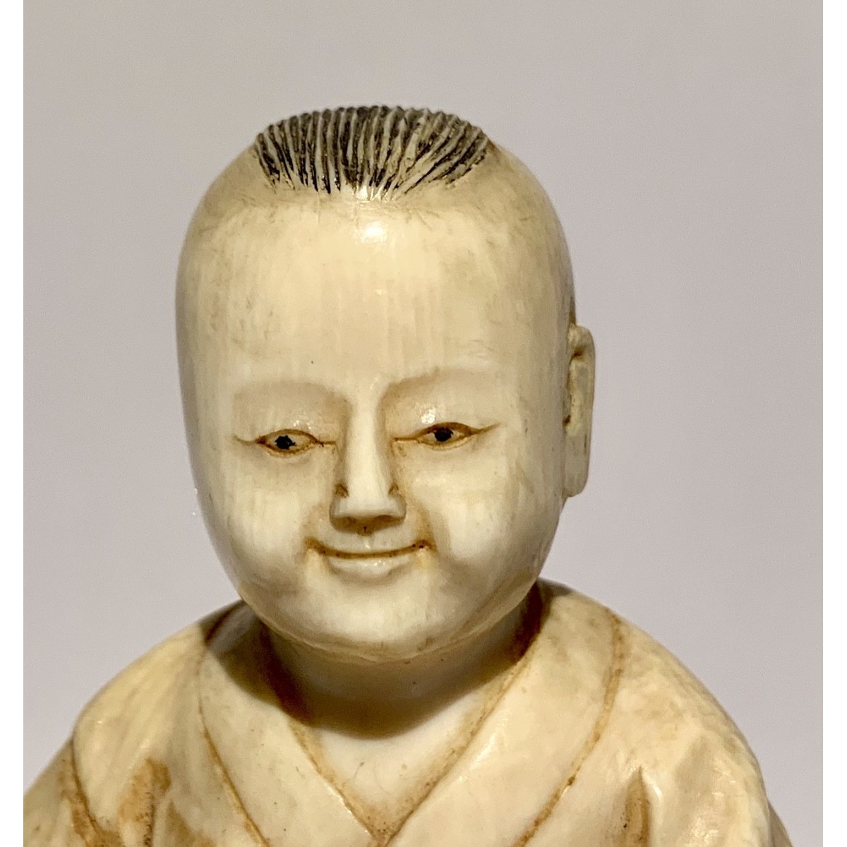 Escultura de marfil Niño con copas