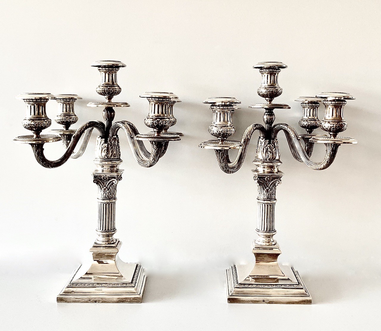 Coppia di graziosi candelieri moderni in argento sterling di epoca  georgiana in vendita su 1stDibs