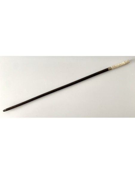 Bastone con manico d'osso intagliato dell' 800