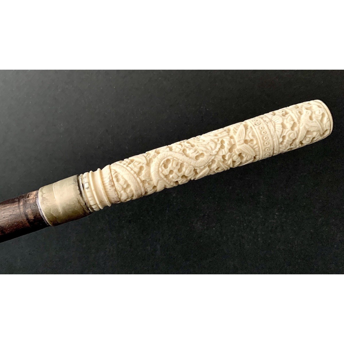 Bastone con manico d'osso intagliato dell' 800