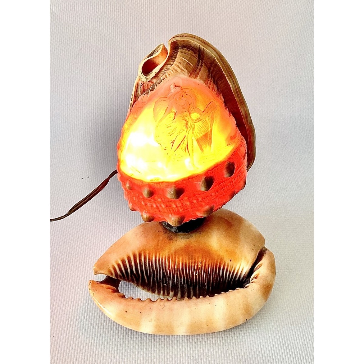 Lampara de mesa de conchas talladas 