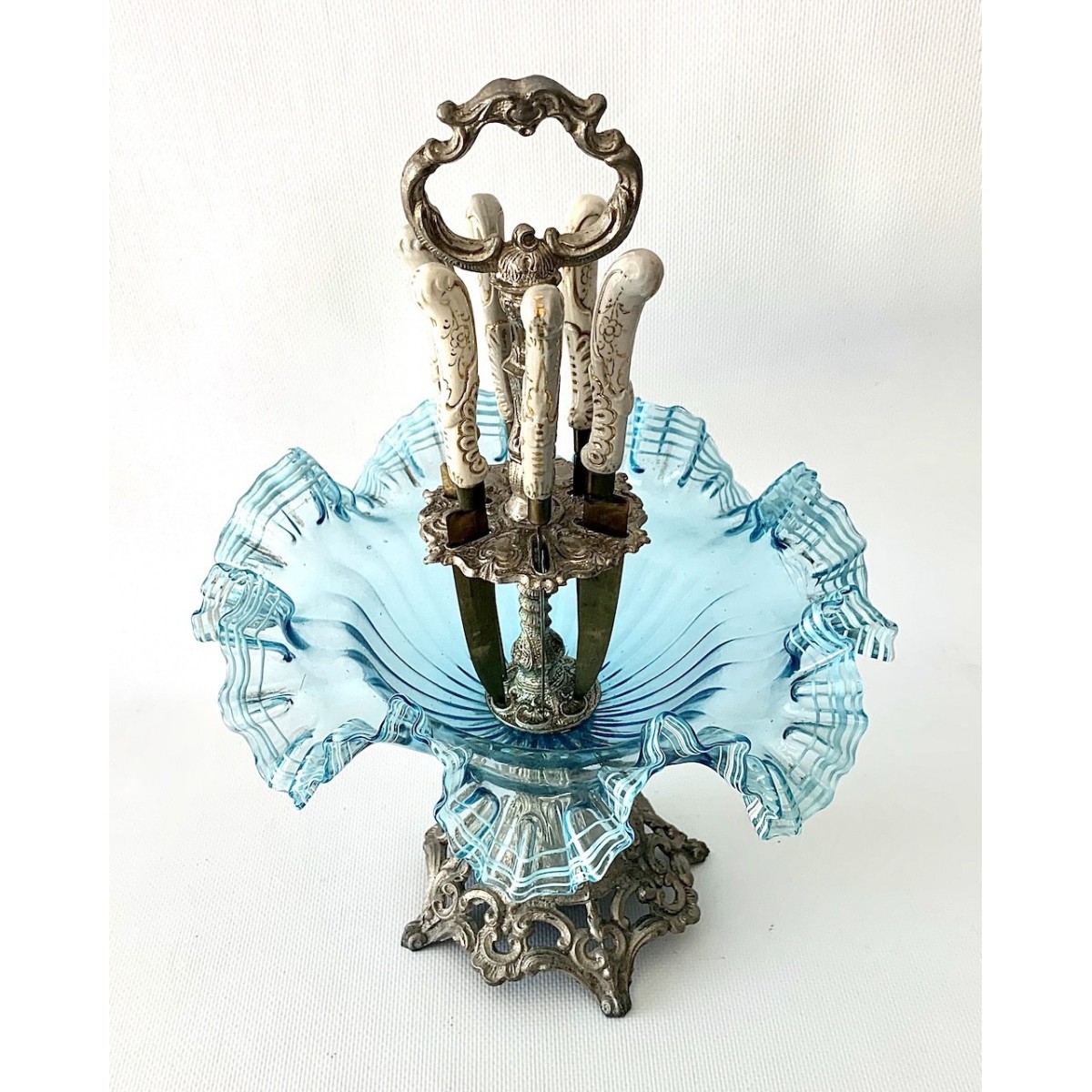 Centro de mesa de cristal azul claro ondulado (1900-1920)