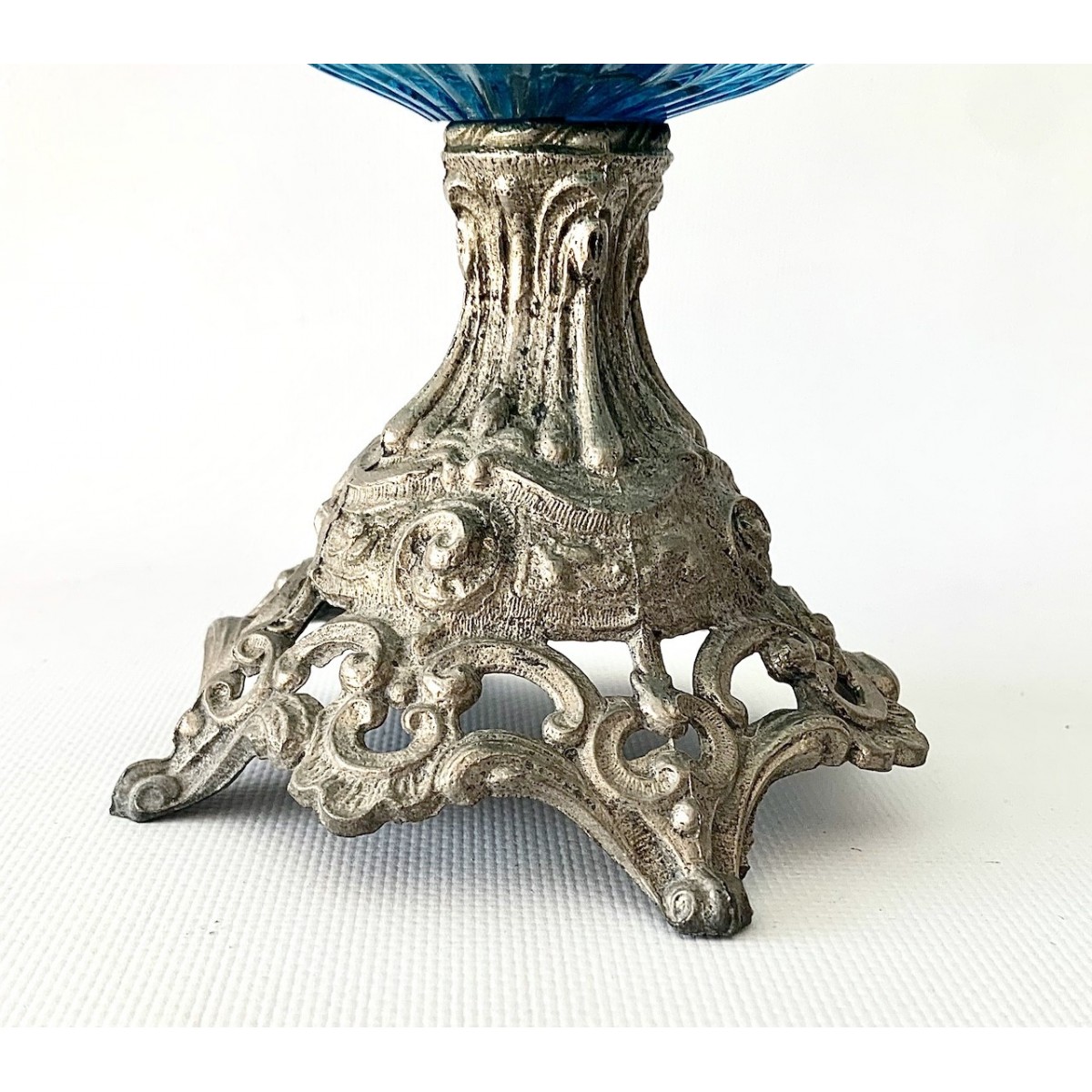 Centro de mesa de cristal azul claro ondulado (1900-1920)