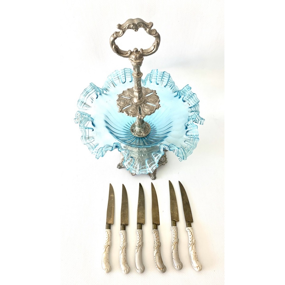 Centro de mesa de cristal azul claro ondulado (1900-1920)