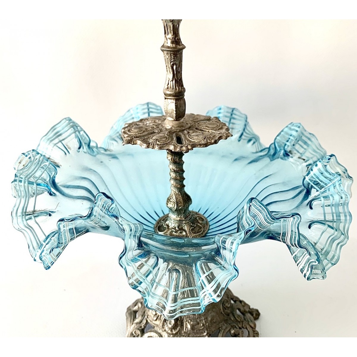 Centro de mesa de cristal azul claro ondulado (1900-1920)