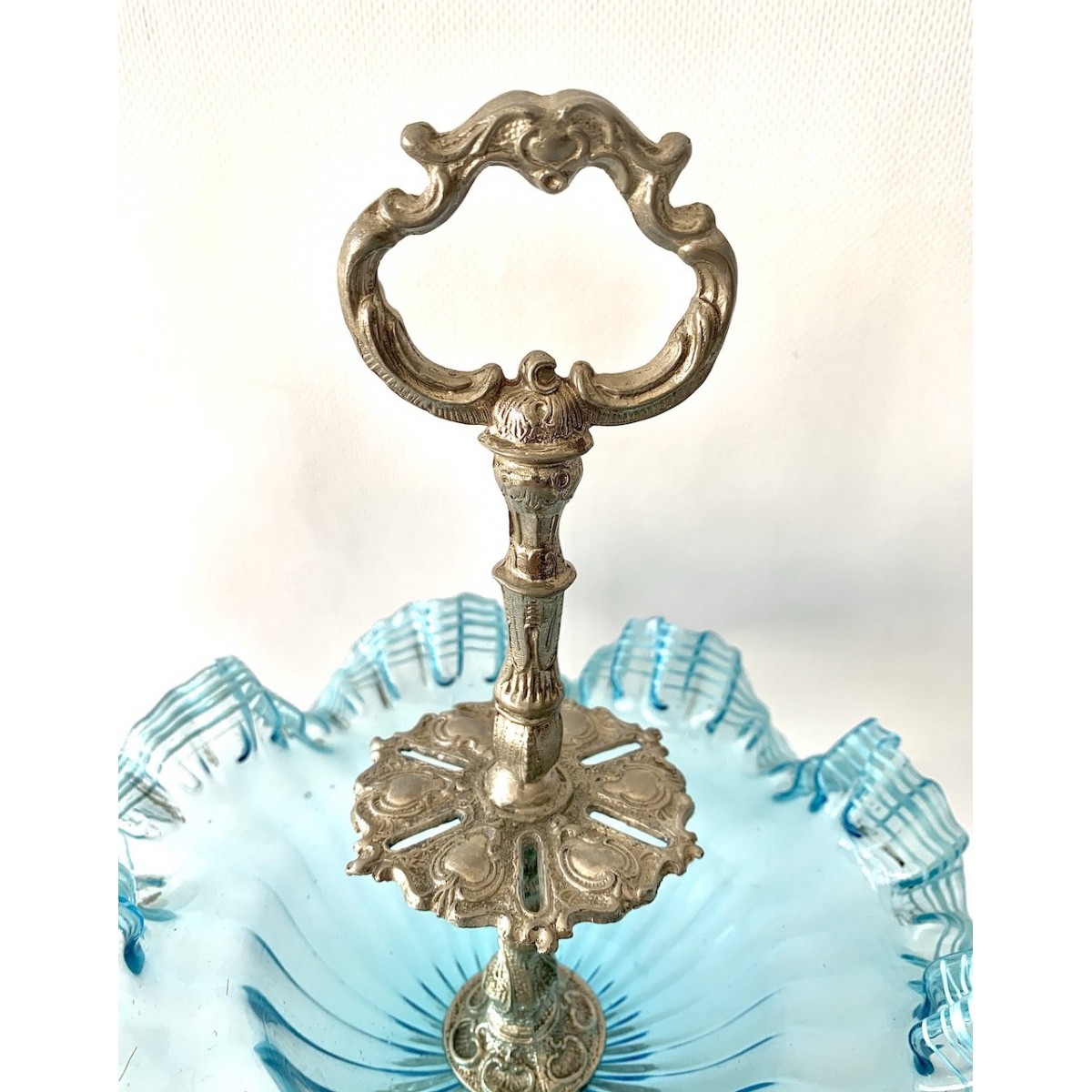 Centro de mesa de cristal azul claro ondulado (1900-1920)