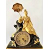 Reloj péndulo de mesa francés de la primera mitad del Siglo XIX  ( Circa 1820-1830). Bronce dorado y patinado verde.