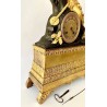 Reloj péndulo de mesa francés de la primera mitad del Siglo XIX  ( Circa 1820-1830). Bronce dorado y patinado verde.
