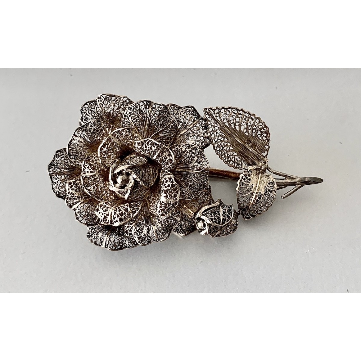 Rose-shaped silver filigree brooch