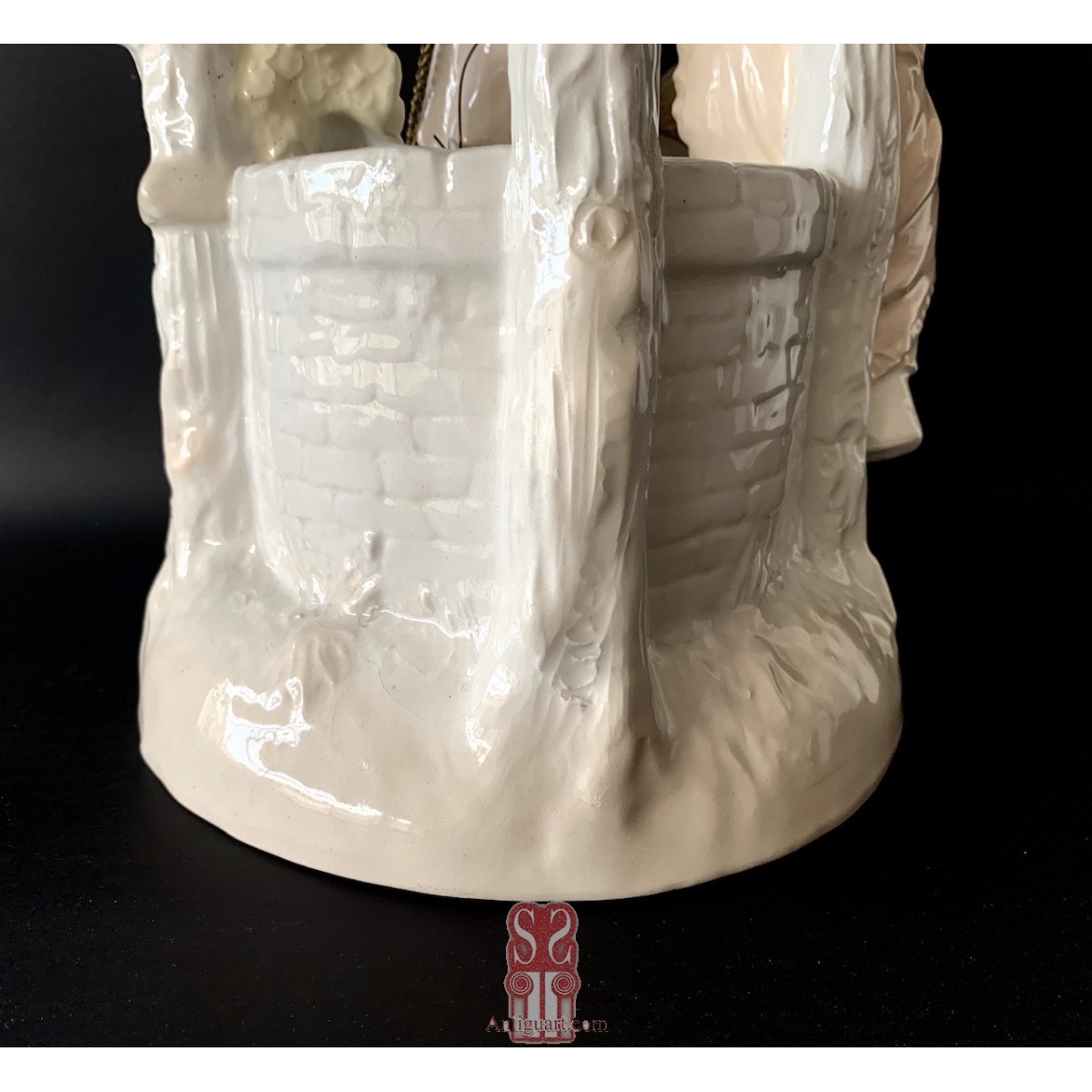 “Pareja de figuras delante al pozo” cerámica principios siglo XX