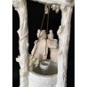 “Coppia di figure davanti al pozzo”, ceramica dell’inizio del XX secolo