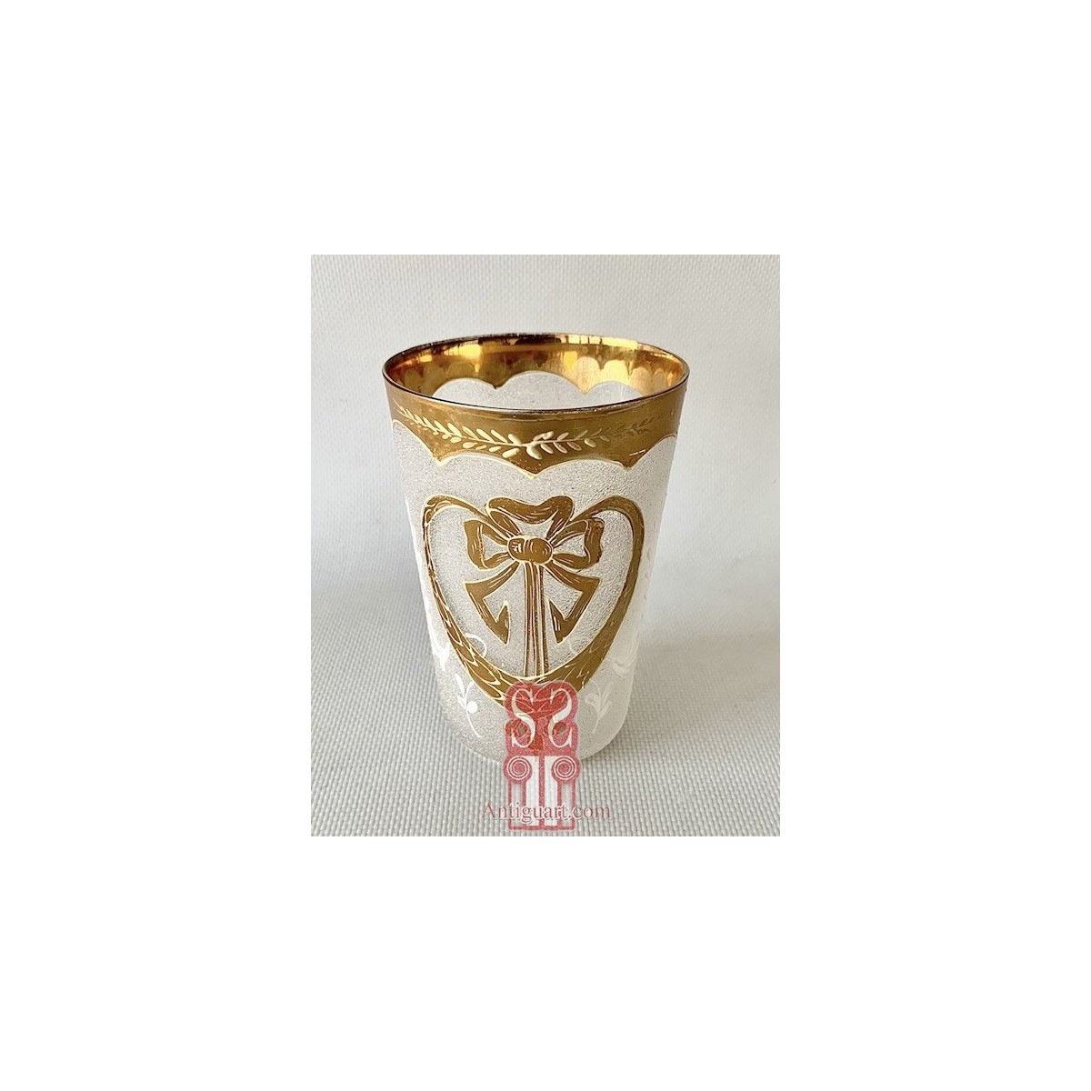 Jarra y vaso di cristal modernista.