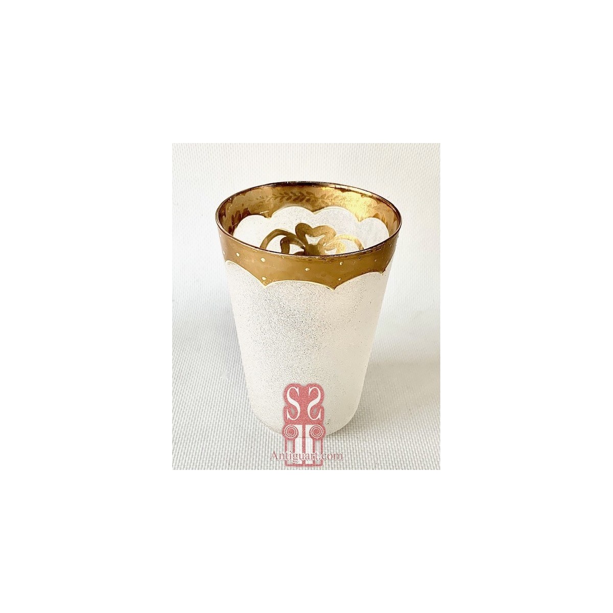 Jarra y vaso di cristal modernista.